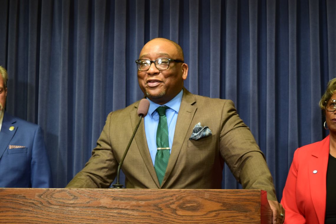 Senate Democrats champion program to streamline Illinois college applications