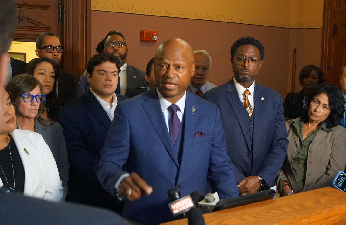Illinois lawmakers condemn ICE raids in Chicago, weigh state response