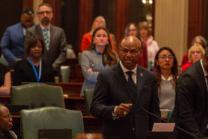 Illinois lawmakers approve ban on civil immigration arrests in state courthouses