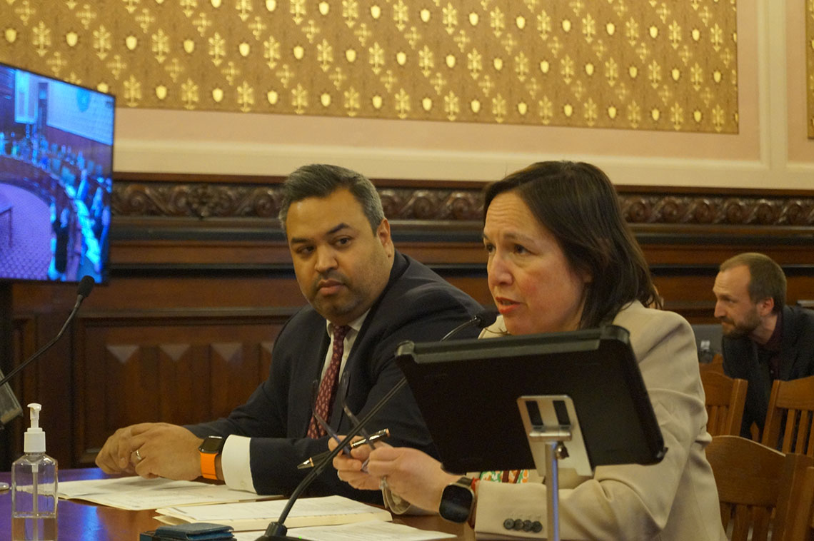 Cell phone ban legislation clears Senate committee