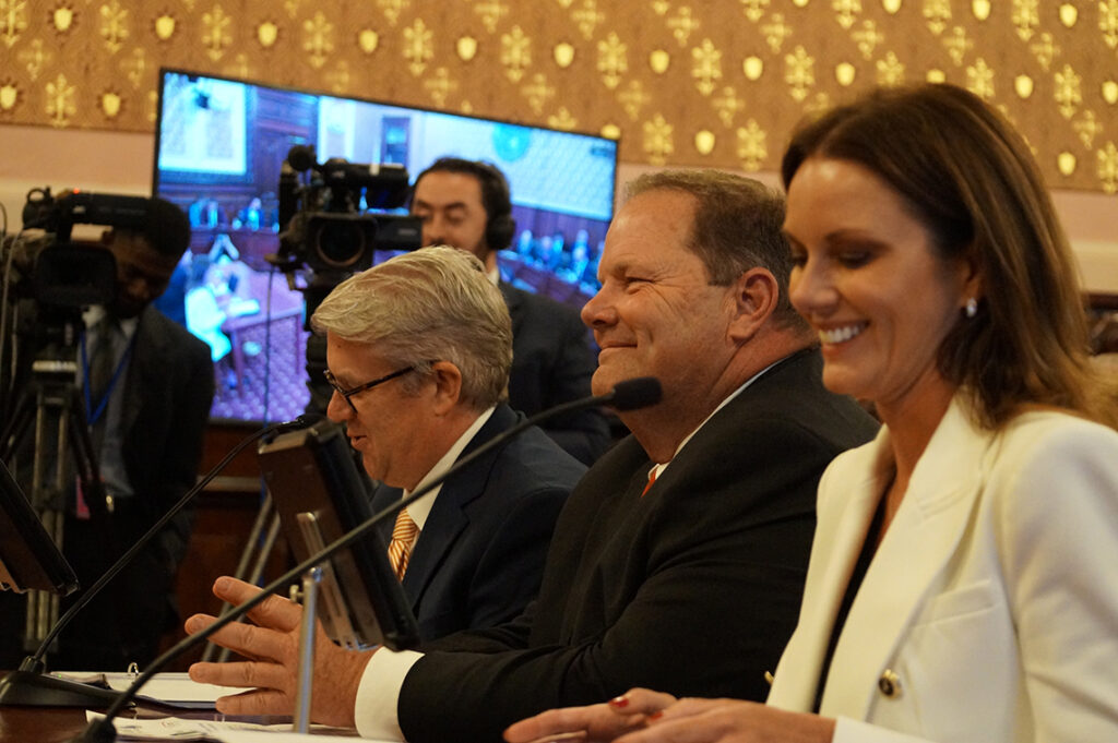 Senator tries last-ditch push to boost horse-racing industry in Illinois