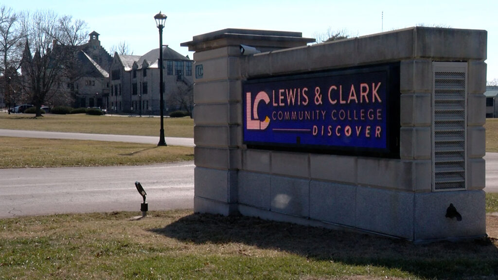 Illinois’ community colleges see nearly 9% spike in spring enrollment Illinois’ community colleges see nearly 9% spike in spring enrollment