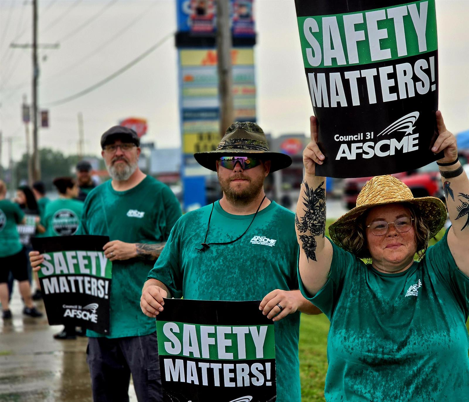 Menard prison staff picket, citing unsafe working conditions