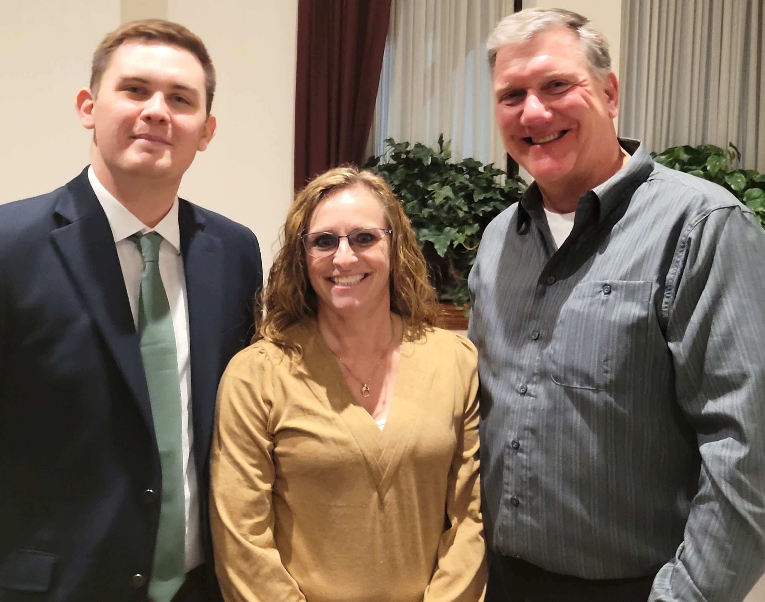 County Board Member Mark Revis, left, visits with Kris and Don Mulderink during the program about farmland preservation and how to work better with the county on solar projects and what they were considering for local control improvements.