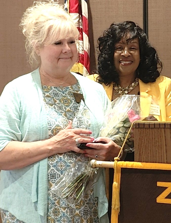 zonta Terry Taylor and outgoing club President Bonnie Winfrey